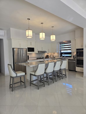 Kitchen Island with 6 barstools