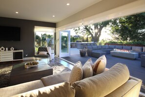 Ppen the entire space to the outside, creating a smooth, airy flow.