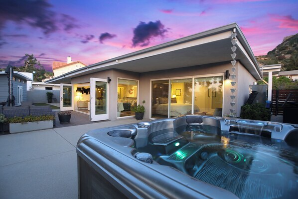 The Skyline at Rocky Peak, a mountain retreat with a hot tub and peekaboo views.