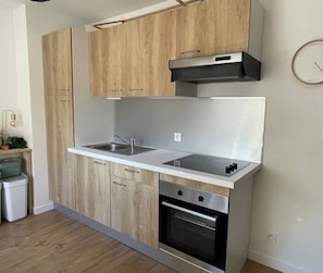 Cuisine aménagée et équipée : four, plaque de cuisson, hotte, réfrigérateur...