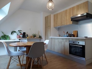 La table (rallonge disponible dans le coffre du canapé) et les 4 chaises.