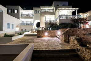 Fachada da propriedade à noite