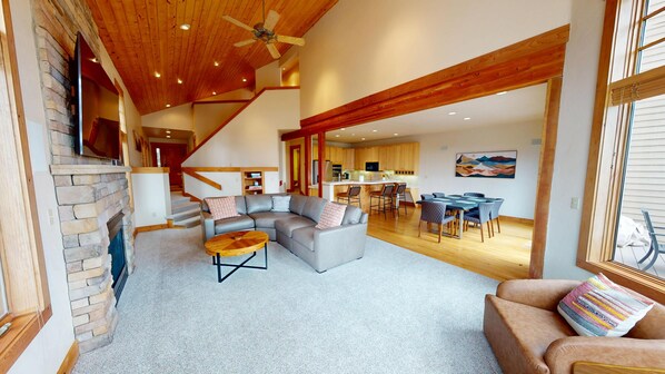 Beautiful Living Area! - Beautiful Living Area!