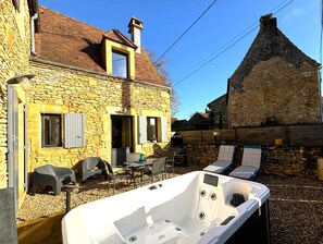 Outdoor spa tub
