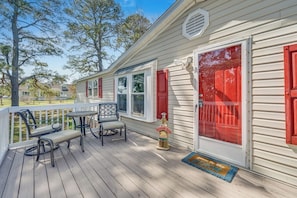 Welcome to peaceful Bayside Haven on Hopkins Lane!