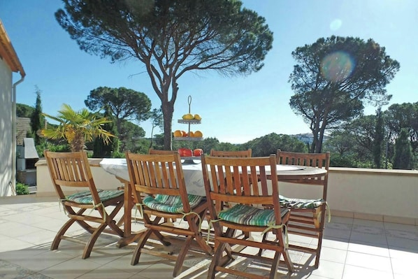 This lovely terrace is in a perfect spot for eating outside, with a view of a green pine forest. Look out at the views stretching as far as the eye can see, where you can just about see a town in the distance, making you feel really peaceful and alone.