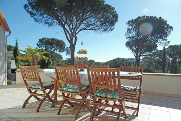 This lovely terrace is in a perfect spot for eating outside, with a view of a green pine forest. Look out at the views stretching as far as the eye can see, where you can just about see a town in the distance, making you feel really peaceful and alone.