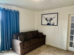 Livingroom with pull-out couch