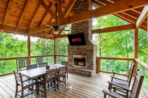 Main deck has table and seating for 6 + 4 rocking chairs to enjoy the fresh air.