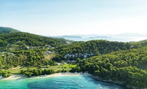 Fantastic location above the beloved Vromolimnos beach, a lovely sandy beach with amazing waters