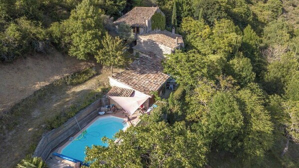La maison dans son écrin de verdure
