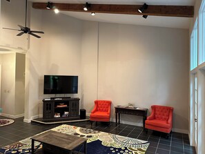 Living Room (angle 2)