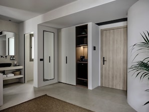Endearing Athens Suite | Helios Suite | 1 Bedroom | Private Furnished Balcony | Prime Location | Chalandri