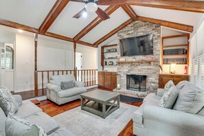 Living Room | Queen Sleeper Sofa | Smart TV | Free WiFi | Wood-Burning Fireplace