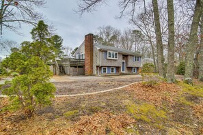 Property Exterior | Driveway (5 Vehicles)