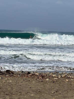 Dominicalito - great surf for beginners - Dominical has the bigger waves; 5 mins