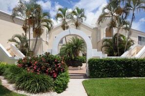 beautiful spanish style entry 


