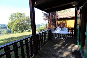 Gßte "Les Volets Verts" à Saint-Clément-de-Vers, en Haut Beaujolais, dans le RhÎne : la terrasse.