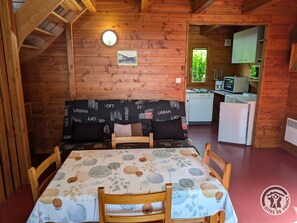 Gîte "Les Volets Verts" à Saint-Clément-de-Vers, en Haut Beaujolais, dans le Rhône : la pièce de jour.