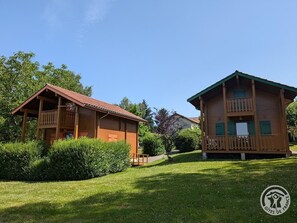 Gßte "Les Volets Verts" à Saint-Clément-de-Vers, en Haut Beaujolais, dans le RhÎne : le parc est composé de trois chalets indépendants.