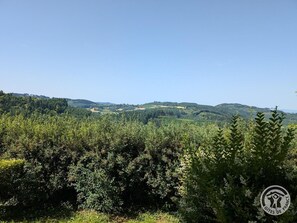 Gîte "Les Volets Jaunes" à Saint-Clément-de-Vers, en Haut-Beaujolais, dans le Rhône : la vue depuis le gîte.