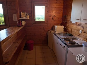 Gîte "Les Volets Jaunes" à Saint-Clément-de-Vers, en Haut-Beaujolais, dans le Rhône : la cuisine équipée.