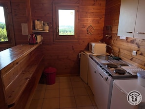Gßte "Les Volets Jaunes" à Saint-Clément-de-Vers, en Haut-Beaujolais, dans le RhÎne : la cuisine équipée.