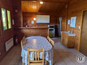 Gîte "Les Volets Jaunes" à Saint-Clément-de-Vers, en Haut-Beaujolais, dans le Rhône : la pièce de jour et sa cuisine.