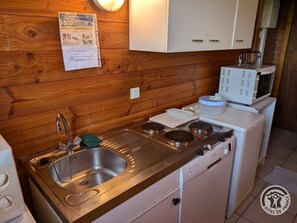 Gîte "Les Volets Jaunes" à Saint-Clément-de-Vers, en Haut-Beaujolais, dans le Rhône : la cuisine équipée.