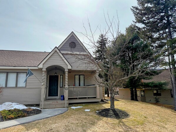 Fantastic golf course retreat in the prestigious Fairway Village community