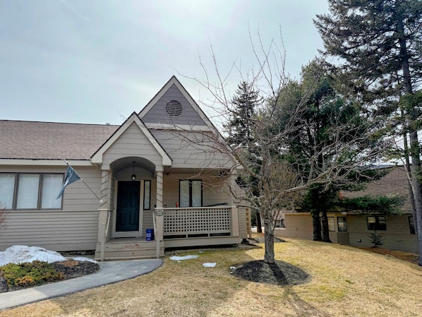 Fantastic golf course retreat in the prestigious Fairway Village community