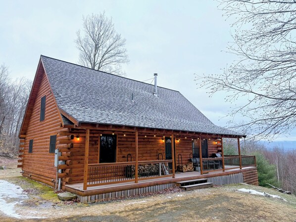 Perched up on a hillside, this cozy log cabin welcomes you with rustic charm and modern comfort in a fantastic location.