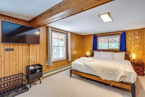 Living Room | King Bed | Free WiFi