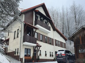 Stugans exteriör [vinter]