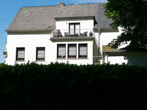Außenseite Ferienhaus [Sommer]