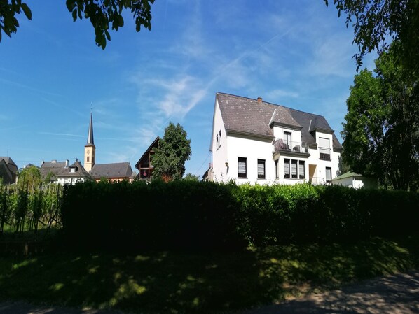 Außenseite Ferienhaus [Sommer]