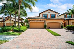 Private Driveway Parking (No Garage Access)