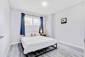 【Bedroom 1】  White bedroom, with double bed for a more clean and relaxing experience