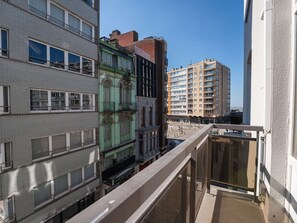 Building, Daytime, Wall, Window, Urban Area, Apartment, Residential Area, City, Metropolitan Area, Town
