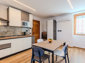 Möbel, Interior Design, Flooring, Holz, Decke, Küche, Fussboden, Zimmer, Beleuchtung, Countertop