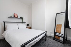 Bedroom 2:
Features:
- 1 x Double Bed
- Space to hang clothes
- Drawer cabinet