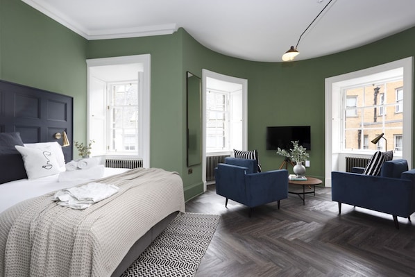 Studio with bed and kitchen