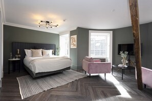 Studio with bed and kitchen