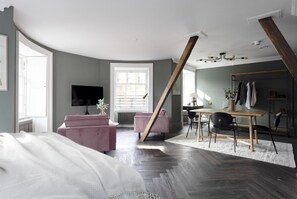Studio with bed and kitchen
