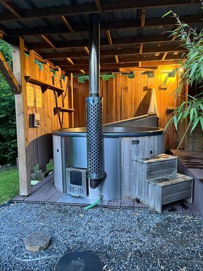 Outdoor spa tub
