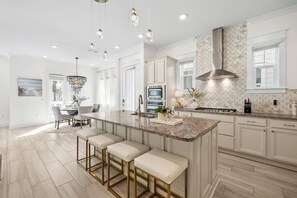Room for 4 at the kitchen island