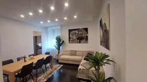 Living room with dining table (8 seats)
