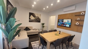 Living room with dining table (8 seats)