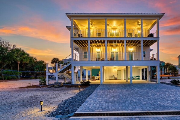 Front of home with ample parking