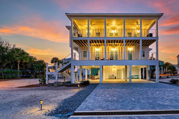 Front of home with ample parking